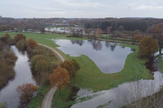 Der Fluss Delme im Landkreis Oldenburg: Das Gewässer ist zu voll und bereits über die Ufer getreten.