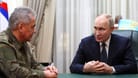 Putin im Gespräch mit dem russischen Verteidigungsminister (Archivbild): Laut der britischen Regierung sollen Russland seit Kriegsbeginn mehr als 300.000 Soldaten verloren haben.