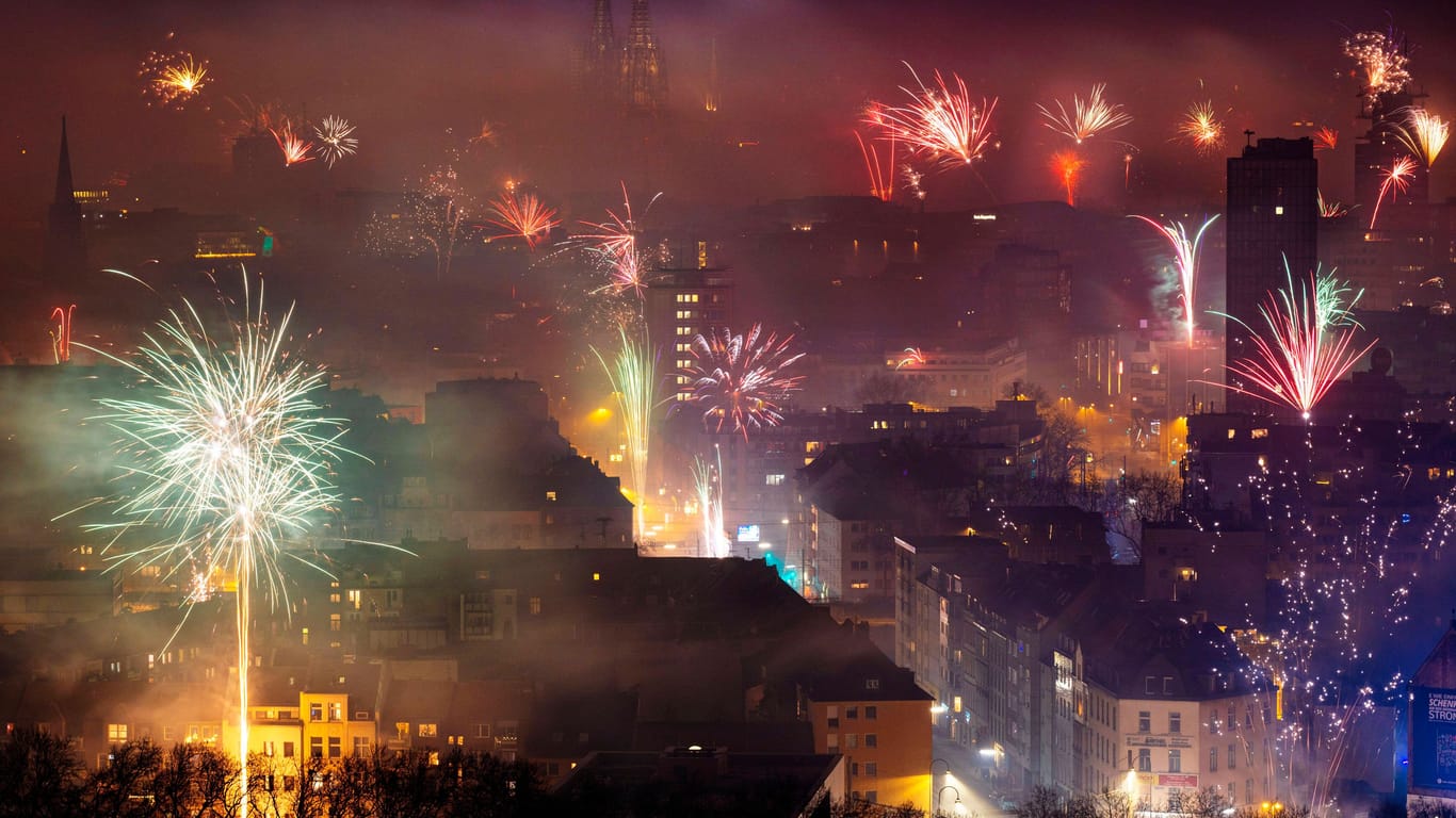 Feuerwerk an Silvester in Köln gesehen vom Unicenter (Archivbild): In diesem Jahr ist das Abfeuern von Böllern in der Innenstadt verboten.