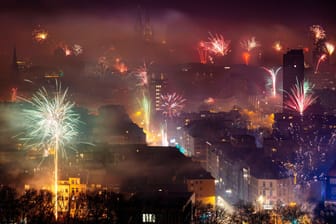 Feuerwerk an Silvester in Köln gesehen vom Unicenter (Archivbild): In diesem Jahr ist das Abfeuern von Böllern in der Innenstadt verboten.