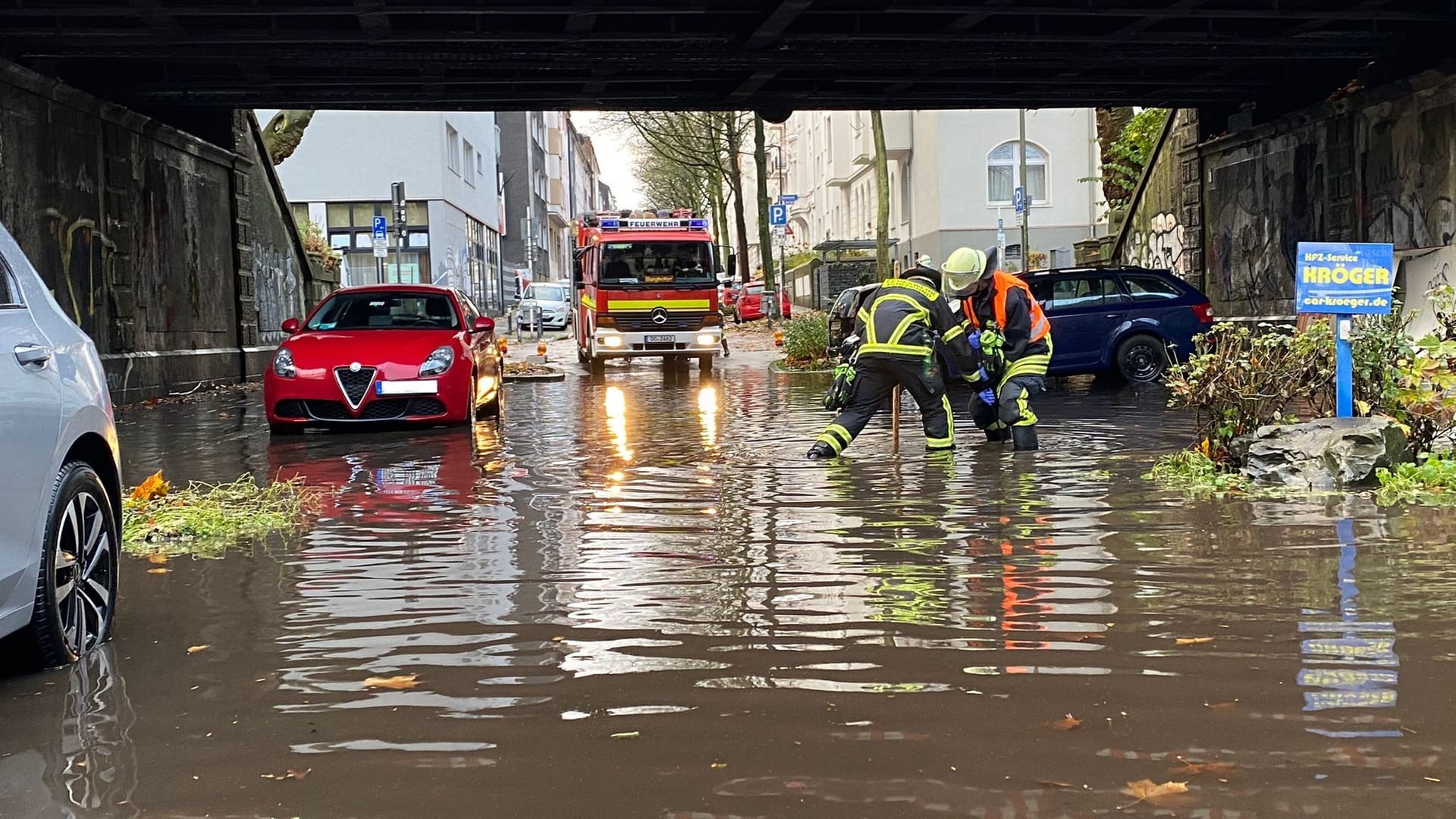 Überflutete Unterführung in Dortmund: Einsatzkräfte der Feuerwehr öffnen die Gullys. Überflutete Unterführung in Dortmund: Einsatzkräfte der Feuerwehr öffnen die Gullys.