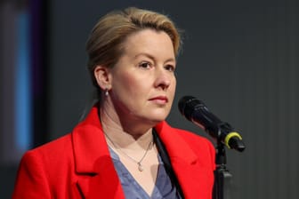 Franziska Giffey: Die Berliner Wirtschaftssenatorin fehlte bei einer verpflichtenden Sitzung. Jetzt wird ihre Verwaltung bestraft.