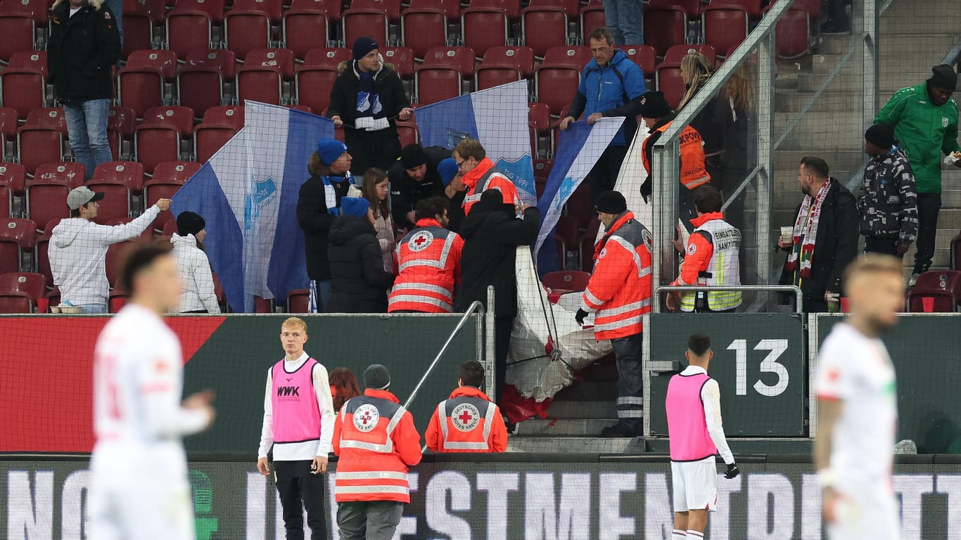Hoffenheim Ultras halten Fahnen: Das Spiel endete im Unentschieden.