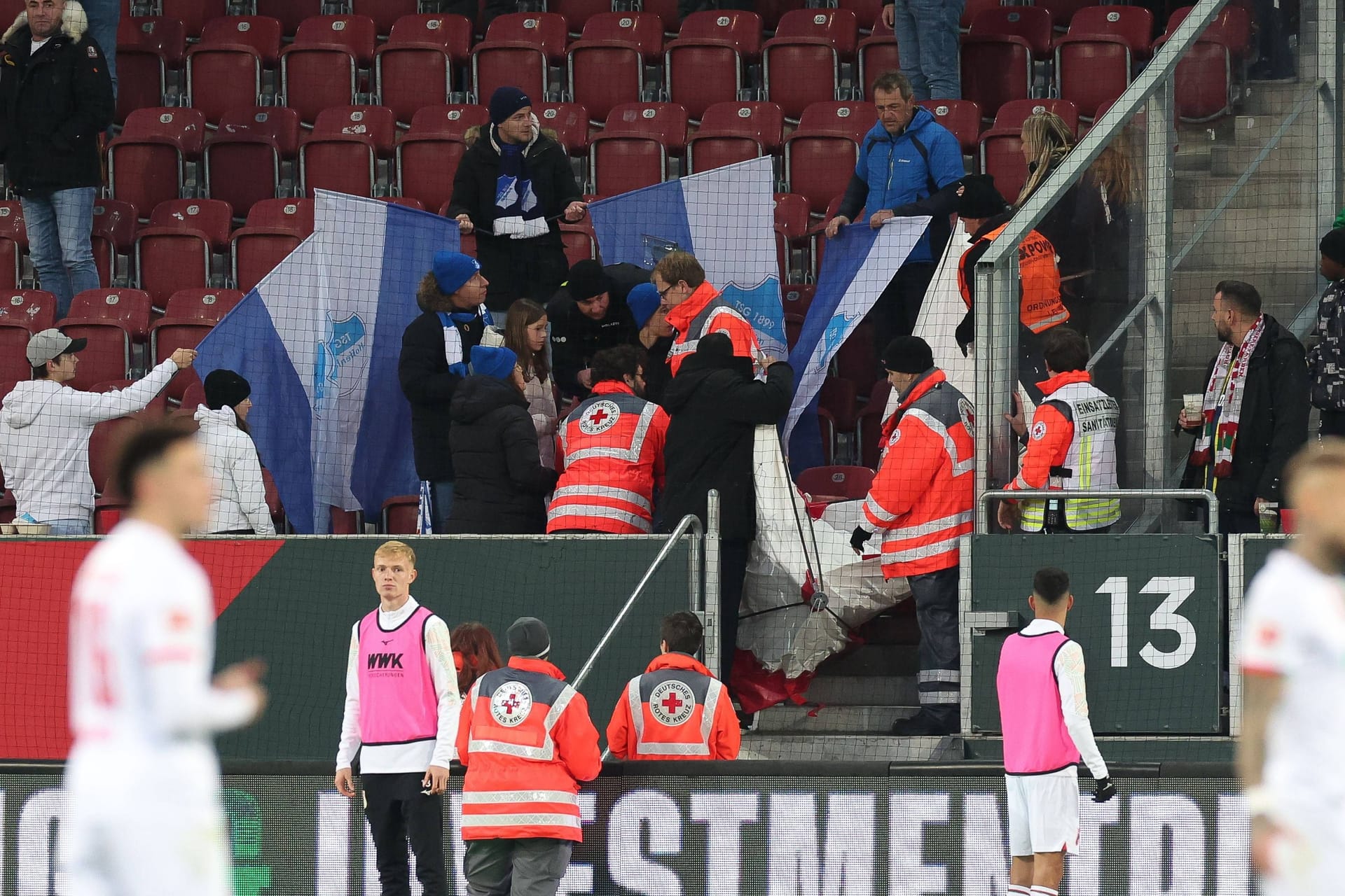 Hoffenheim Ultras halten Fahnen: Das Spiel endete im Unentschieden.