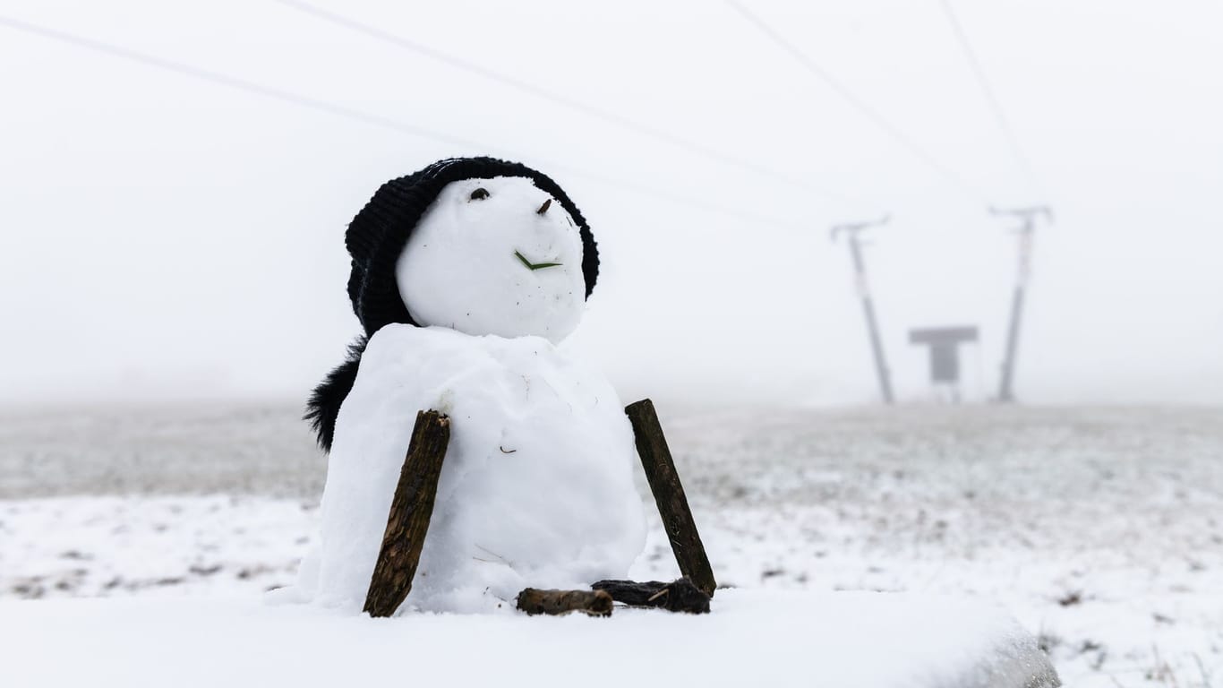 Ein kleiner Schneemann ist an einem Skilift auf dem Feldberg zu sehen.