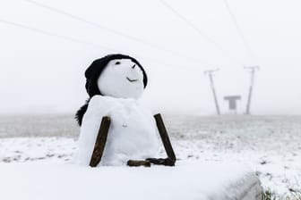 Ein kleiner Schneemann ist an einem Skilift auf dem Feldberg zu sehen.