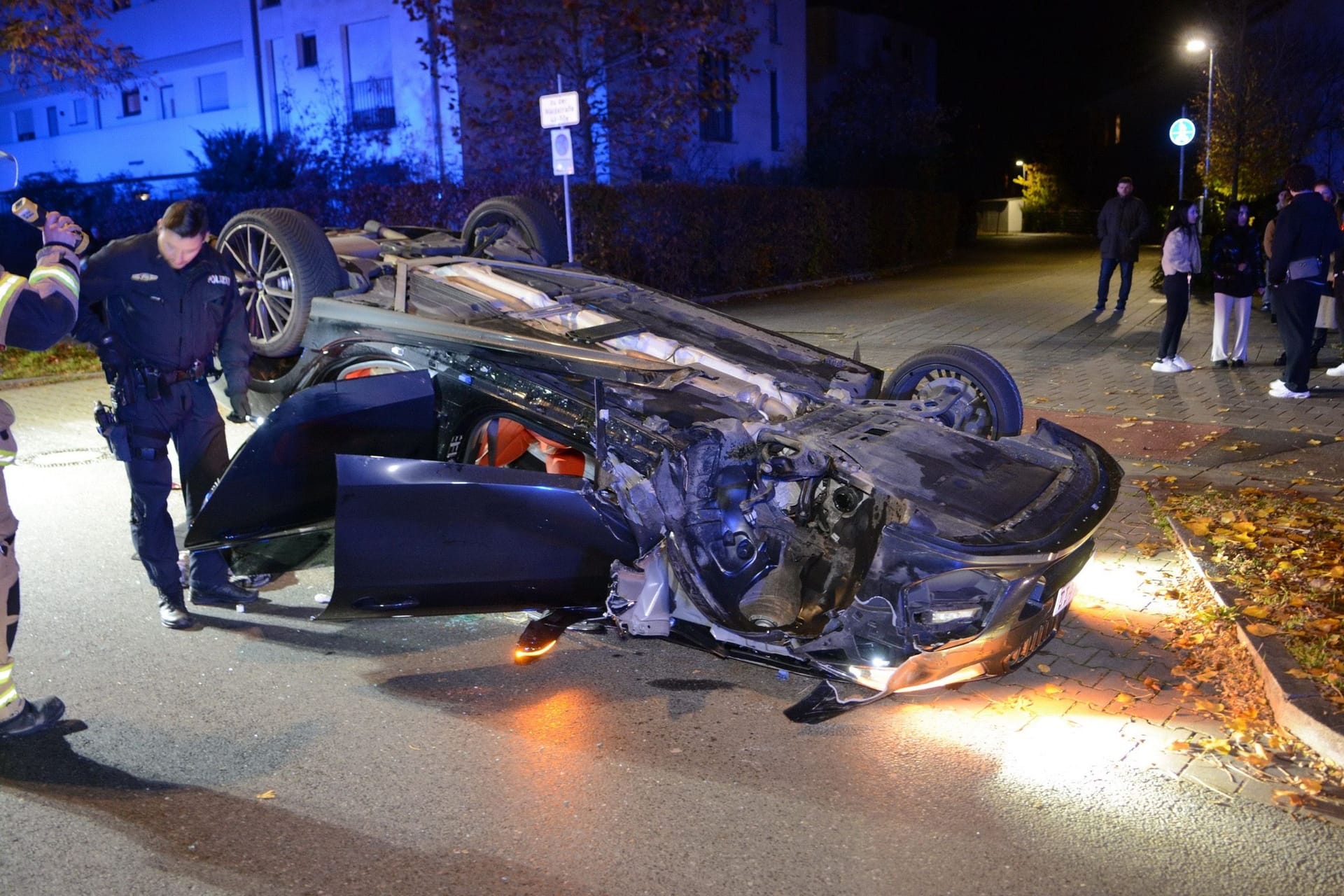 Unfall Fürth Waldstr.44, BMW kommt nach links von der Fahrbahn ab und kollidiert mit einem Mercedes, im Anschluss überschlug sich der BMW und blieb auf dem Dach liegen, eine Person leicht verletzt, 08.11.2023, ToMa/Grau