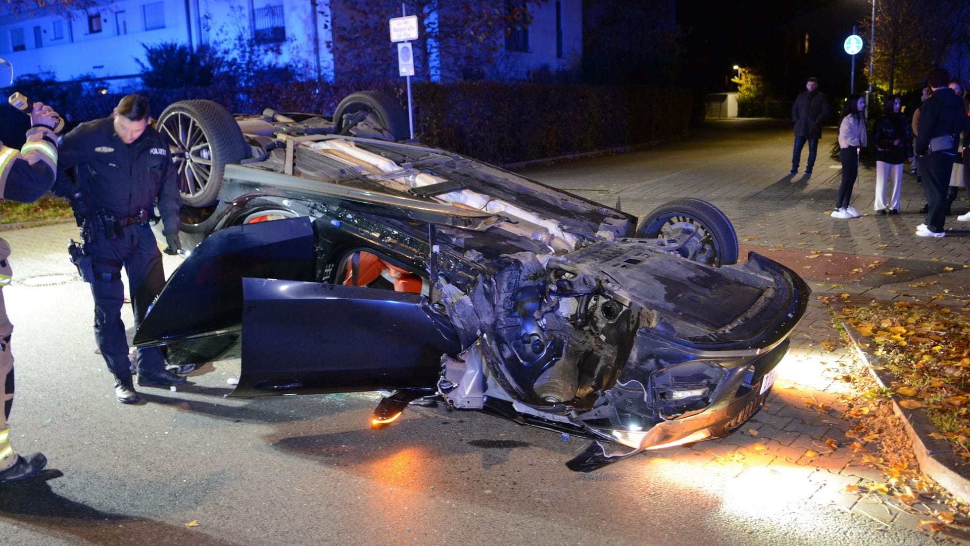 Unfall Fürth Waldstr.44, BMW kommt nach links von der Fahrbahn ab und kollidiert mit einem Mercedes, im Anschluss überschlug sich der BMW und blieb auf dem Dach liegen, eine Person leicht verletzt, 08.11.2023, ToMa/Grau