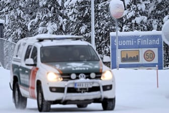 Finnische Zollbeamte am Grenzübergang Raja-Jooseppi: Helsinki reagiert mit der Schließung auf eine zunehmende Zahl von Migranten, die in den vergangenen Monaten aus Russland gekommen sind.