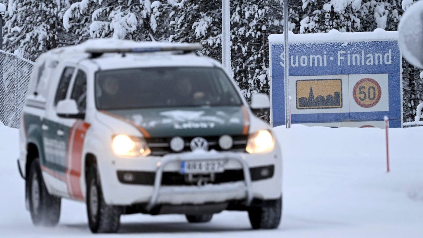 Finnische Zollbeamte am Grenzübergang Raja-Jooseppi: Helsinki reagiert mit der Schließung auf eine zunehmende Zahl von Migranten, die in den vergangenen Monaten aus Russland gekommen sind.