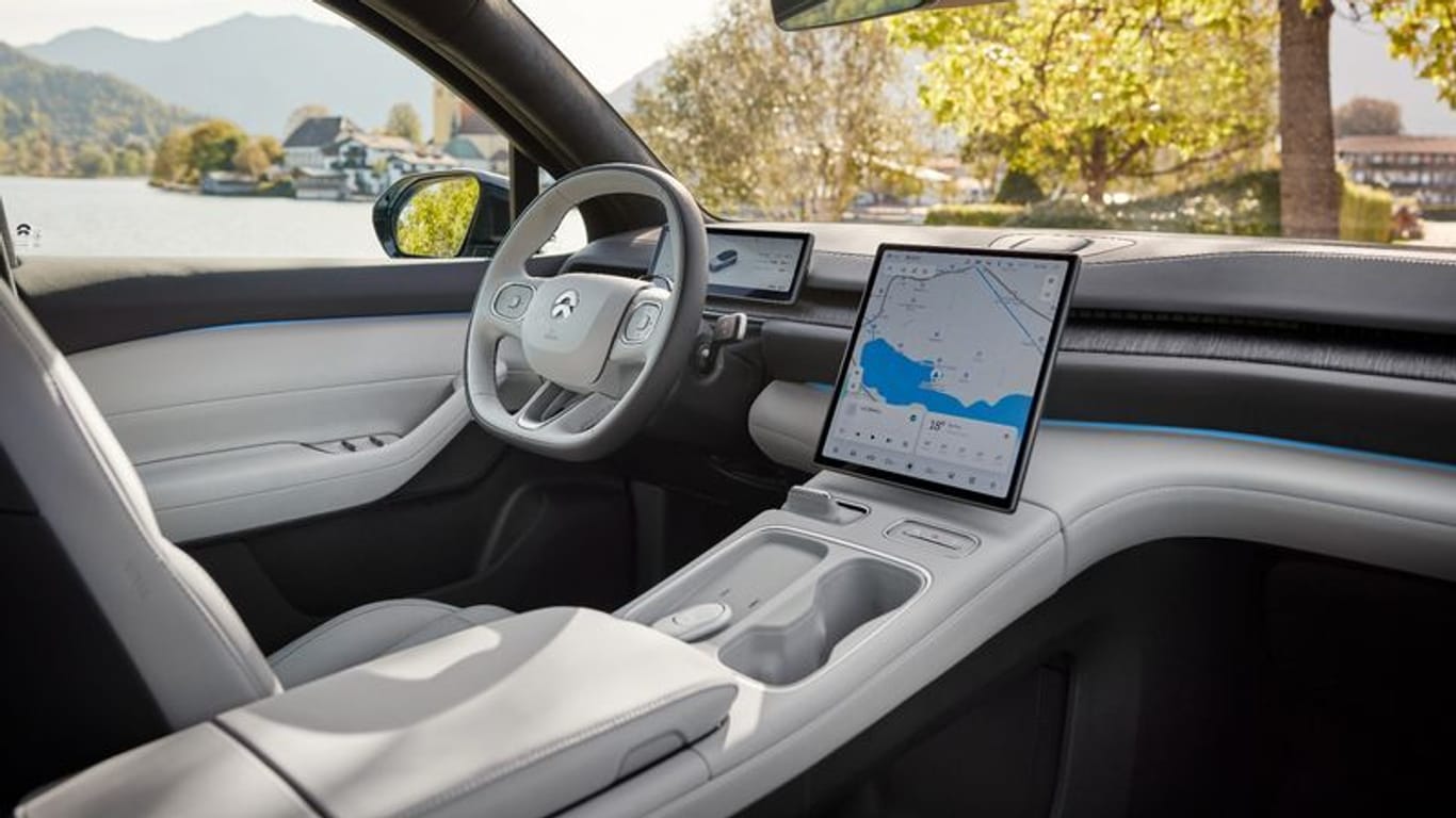 Neue Autowelt: Bildschirme und Sprachsteuerung ersetzen mittlerweile vielerorts klassische Analoganzeigen und Schalter.