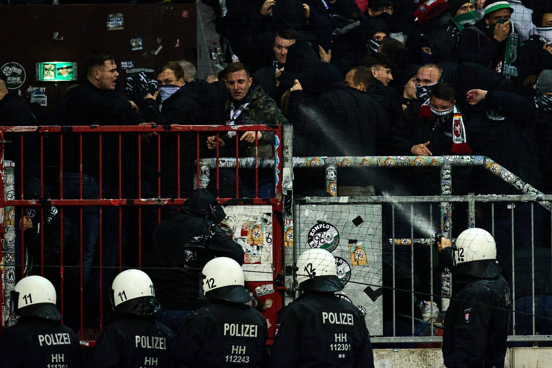 Polizisten stehen vor dem Gästeblock im Millerntor-Stadion: Zuvor war es zu schweren Zusammenstößen mit Fans aus Hannover gekommen.