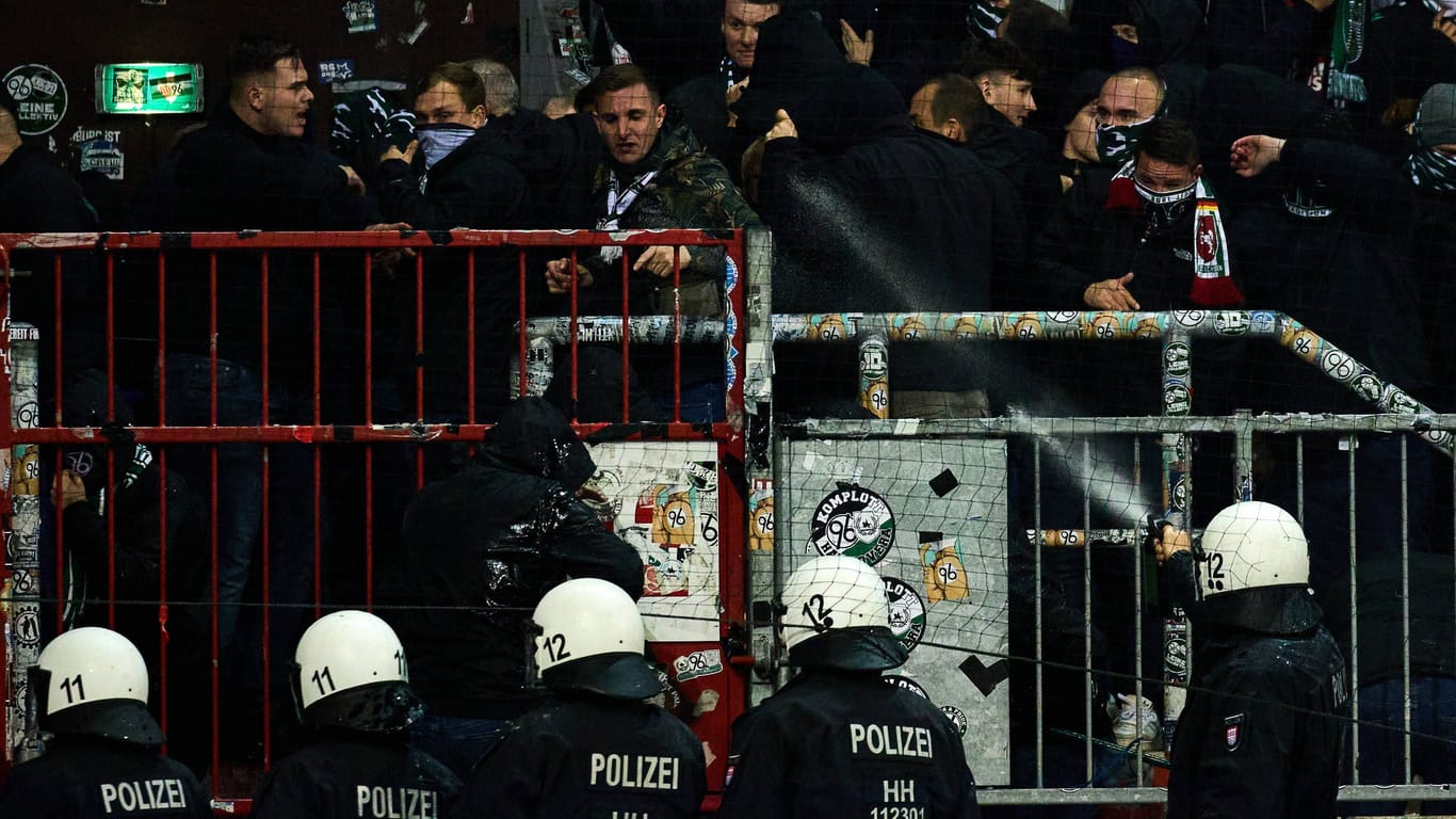 Polizisten stehen vor dem Gästeblock im Millerntor-Stadion: Zuvor war es zu schweren Zusammenstößen mit Fans aus Hannover gekommen.