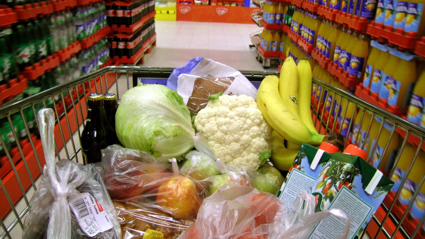 Voller Einkaufwagen (Symbolbild): Gerade bei dem Lebensmittel geht die Preissteigerung zurück.