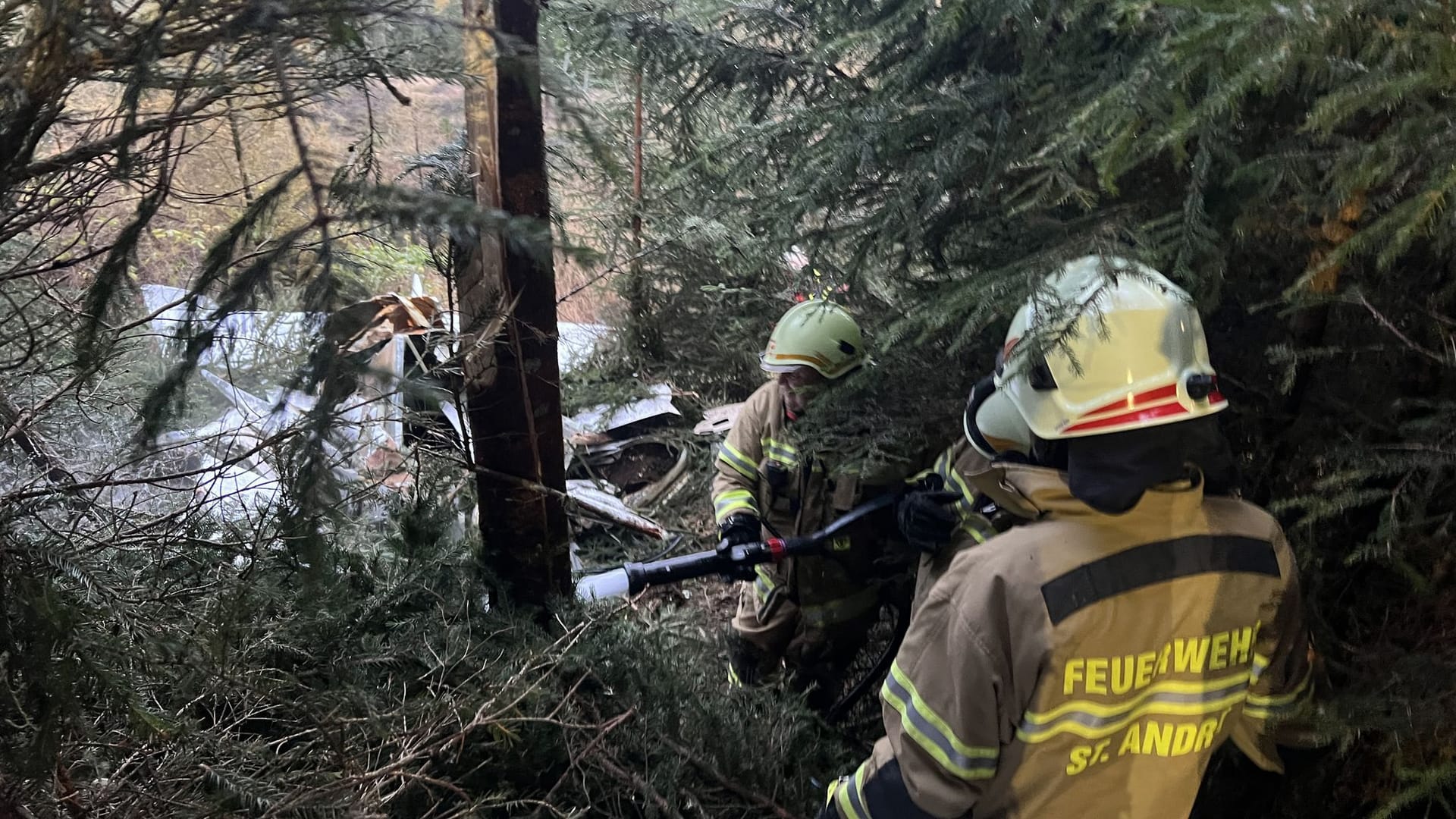 Bis in die frühen Morgenstunden waren die Einsatzkräfte im Einsatz.