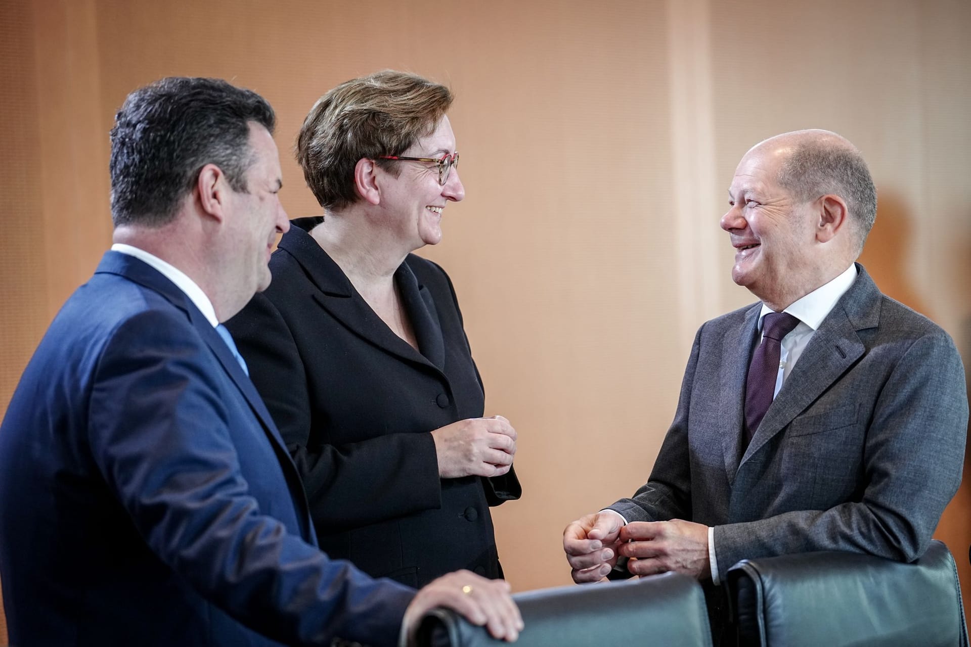 Hubertus Heil (l-r, SPD), Minister für Arbeit und Soziales, Klara Geywitz (SPD), Ministerin für Bau und Wohnen, und Bundeskanzler Olaf Scholz (SPD): Das Kabinett billigte eine Reform zur Arbeitsaufnahme von Geflüchteten.