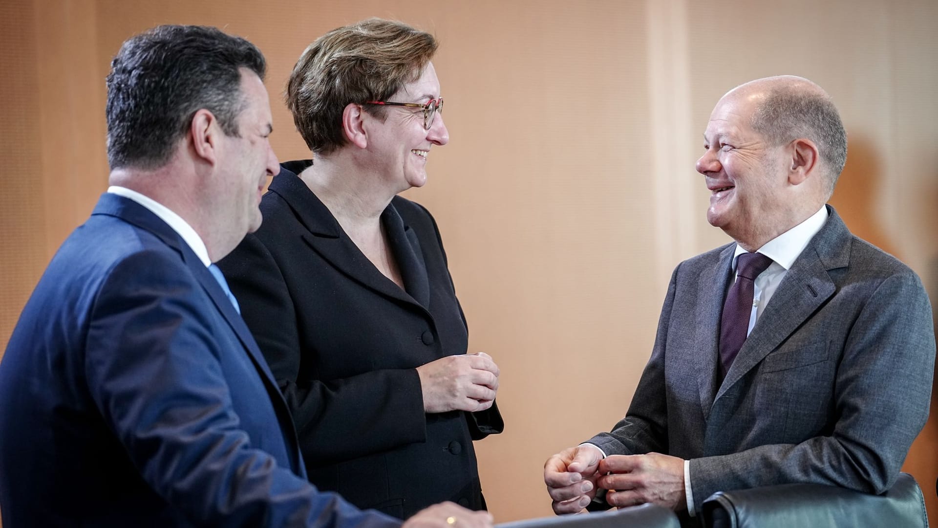 Hubertus Heil (l-r, SPD), Minister für Arbeit und Soziales, Klara Geywitz (SPD), Ministerin für Bau und Wohnen, und Bundeskanzler Olaf Scholz (SPD): Das Kabinett billigte eine Reform zur Arbeitsaufnahme von Geflüchteten.