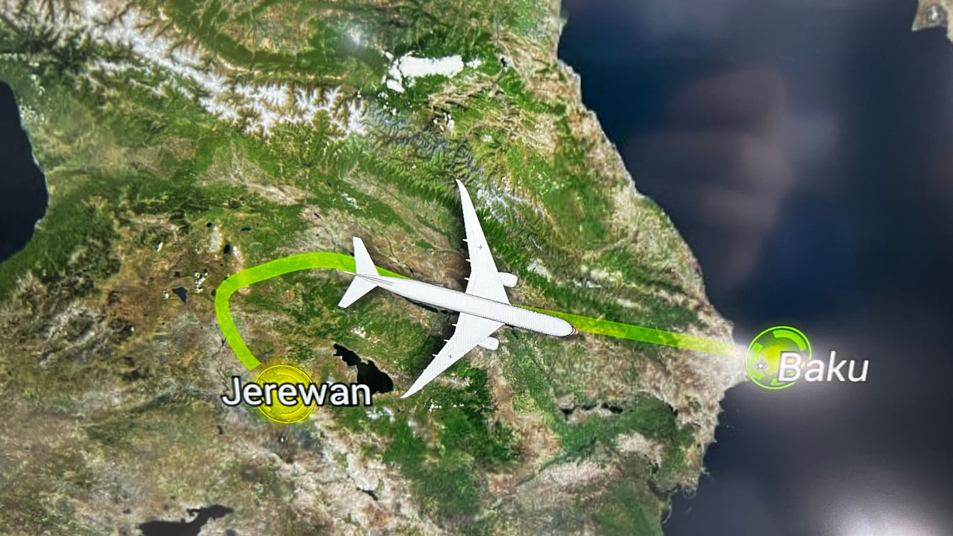 Nach dem Besuch in Armenien fliegt Baerbock nach Aserbaidschan: Durch den Konflikt muss ihr Regierungsflieger allerdings über Georgien fliegen.