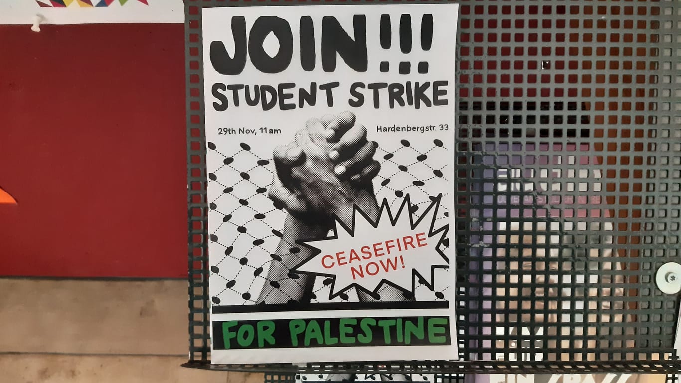 Demo-Flyer in der Eingangshalle der Universität der Künste: Einige der Aktivisten hätten Israel das Existenzrecht abgesprochen, sagte ein Student.