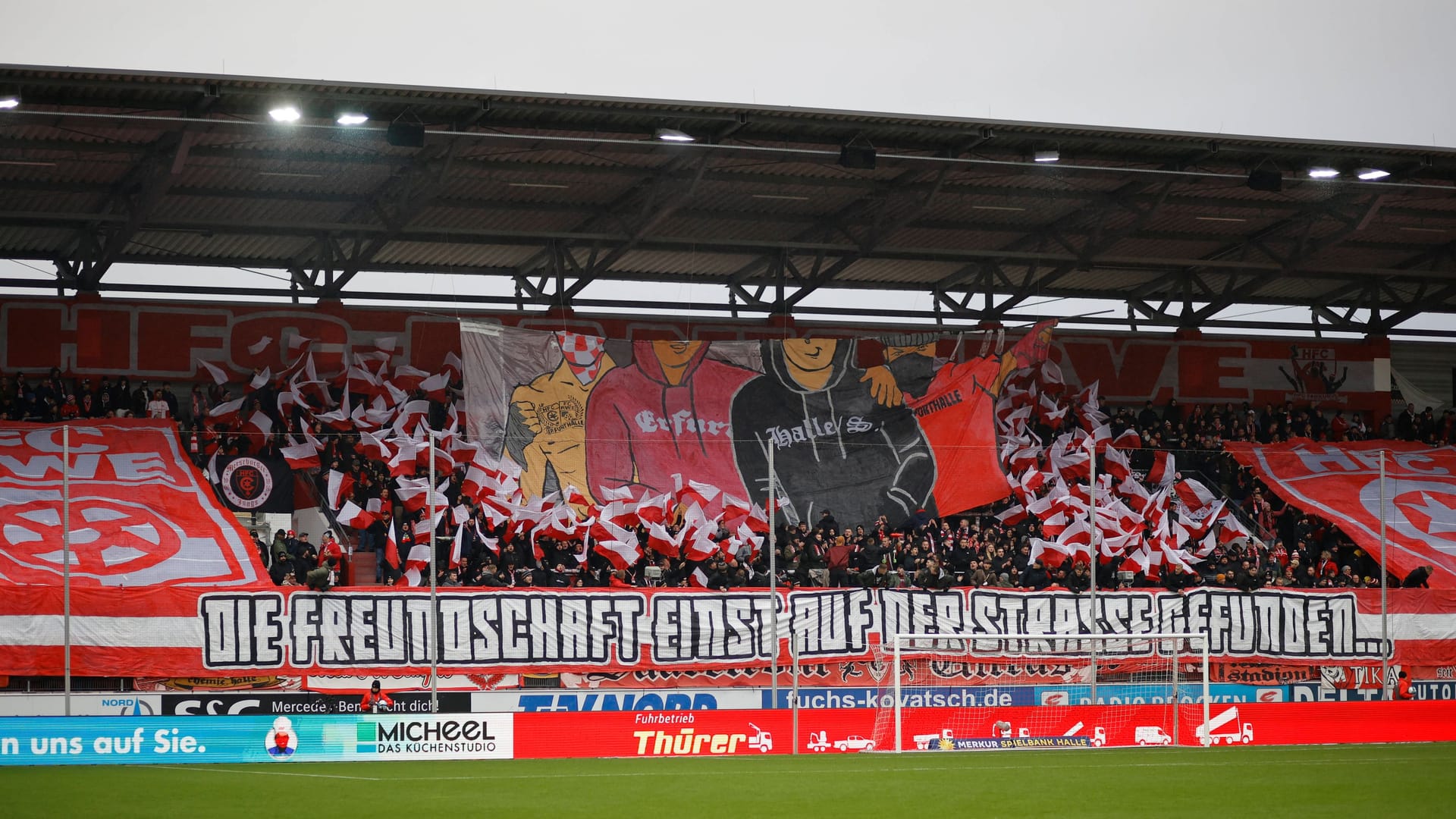 Die Fankurve des Hallescher FC (Symbolbild): Während des Zwischenfalls unterbrachen beide Fanlager den Support für ihre Mannschaft. Die Fankurve des Hallescher FC (Symbolbild): Während des Zwischenfalls unterbrachen beide Fanlager den Support für ihre Mannschaft.