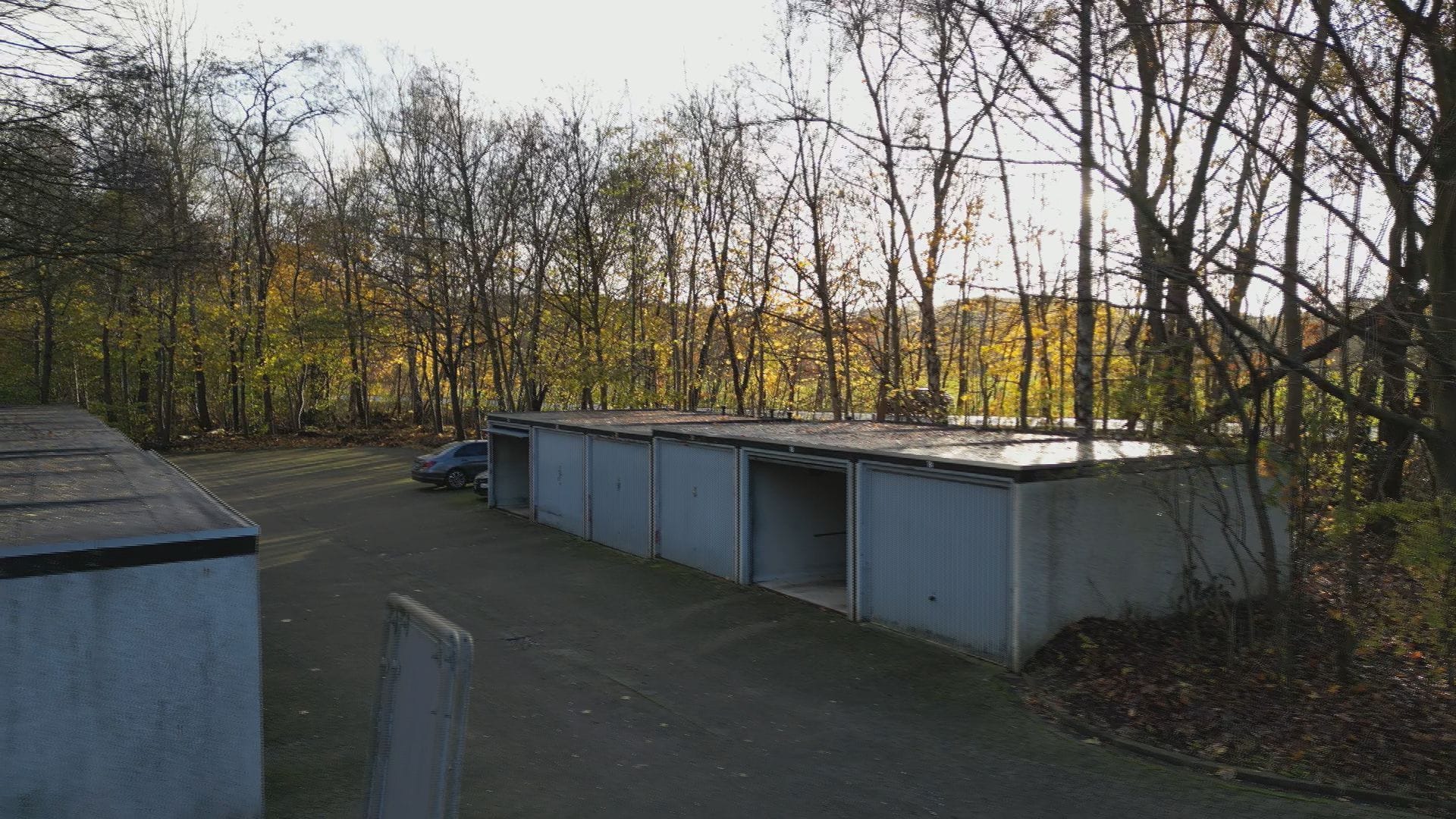 Auf diesem Garagenhof wurde der Mercedes entdeckt.