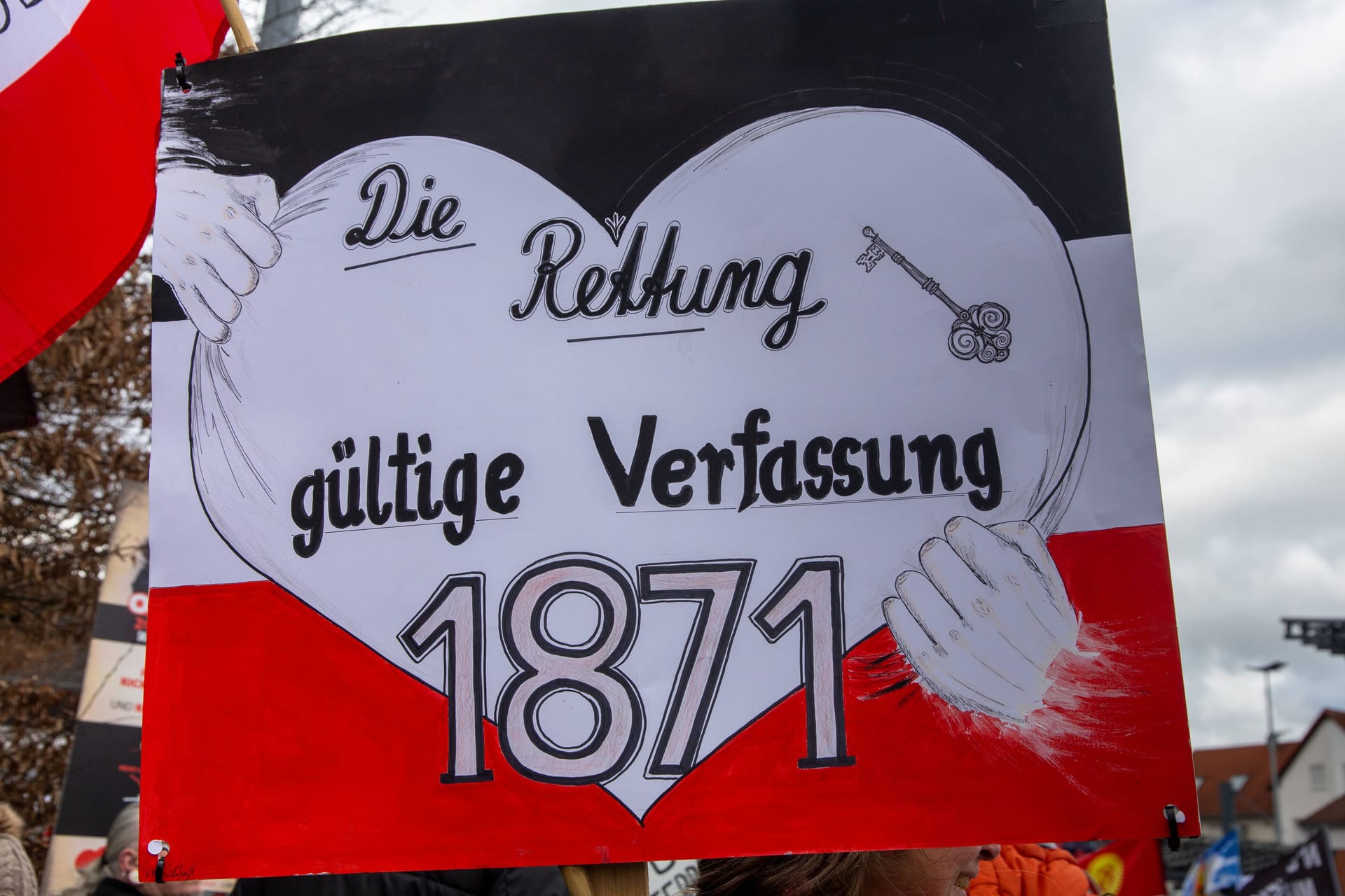 Plakat eines Reichsbürgers (Archivbild): Viele Reichsbürger glauben, dass in Deutschland die Verfassung des Kaiserreichs von 1871 weiterhin gilt.