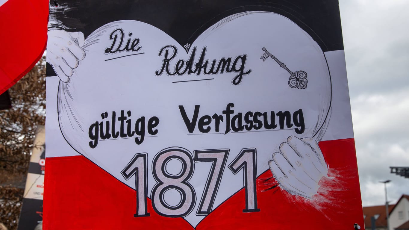 Plakat eines Reichsbürgers (Archivbild): Viele Reichsbürger glauben, dass in Deutschland die Verfassung des Kaiserreichs von 1871 weiterhin gilt.
