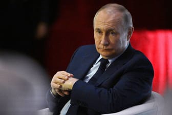 Wladimir Putin (Archivbild): Eine Mehrheit der Russen befürwortet in einer Umfrage Friedensverhandlungen.