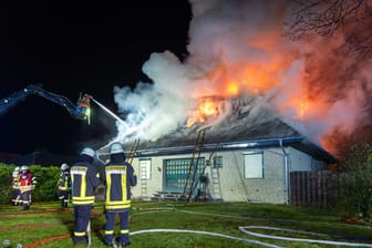 Meterhoch stoßen Flammen aus einem Einfamilienhaus: Das Gebäude ist fast vollkommen zerstört worden.
