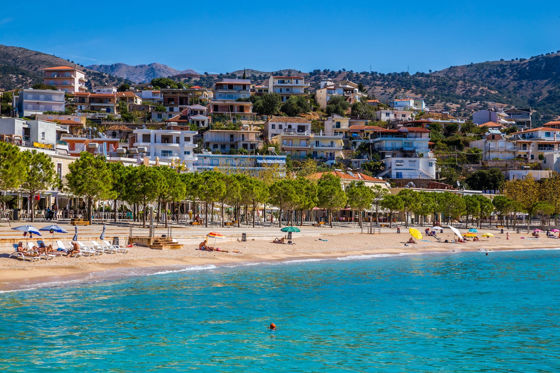 Der Stadtstrand von Himare in Albanien: Die Region rund um die Stadt Vlora gilt als Geheimtipp für die kommende Urlaubssaison.