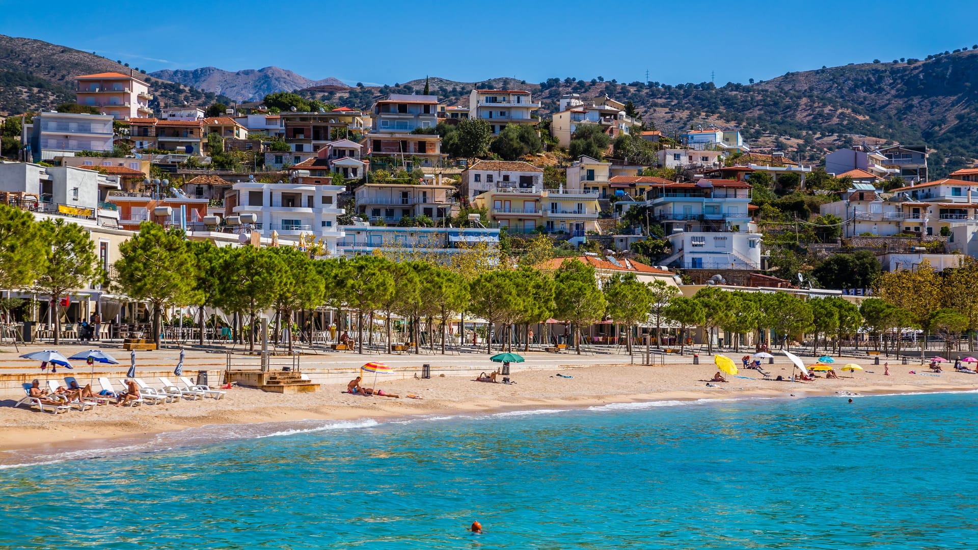 Der Stadtstrand von Himare in Albanien: Die Region rund um die Stadt Vlora gilt als Geheimtipp für die kommende Urlaubssaison.