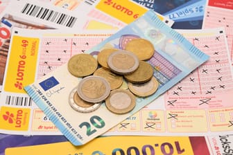 Ein wenig Geld und ein Lottoschein (Symbolfoto): In Niedersachsen hat ein Spieler wegen eines Lotto-Gewinns viel Geld auf dem Konto.