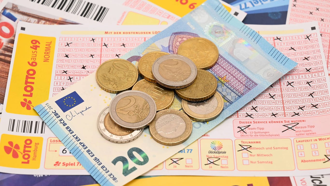 Ein wenig Geld und ein Lottoschein (Symbolfoto): In Niedersachsen hat ein Spieler wegen eines Lotto-Gewinns viel Geld auf dem Konto.