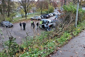 Schwerer Unfall in Backnang: Diese Böschung ist ein 26-Jähriger mit seinem Audi hinabgestürzt.