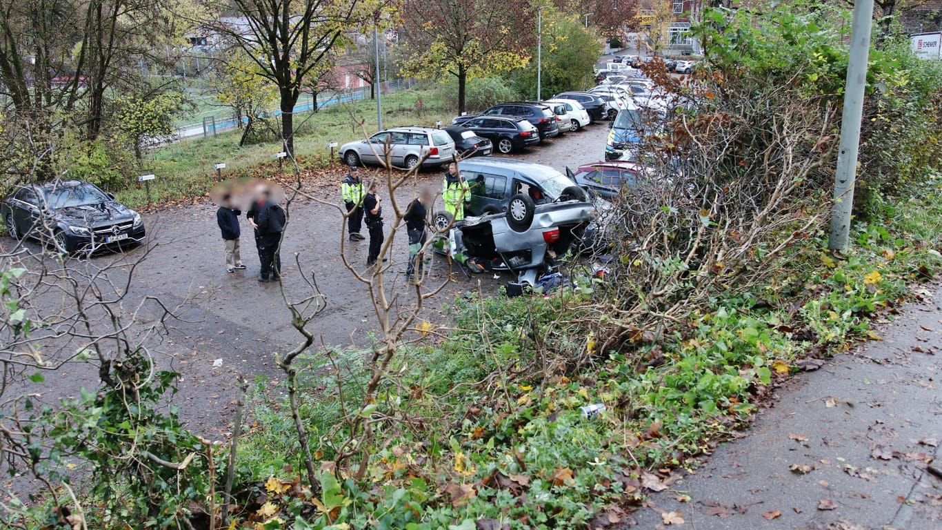 Schwerer Unfall in Backnang: Diese Böschung ist ein 26-Jähriger mit seinem Audi hinabgestürzt.
