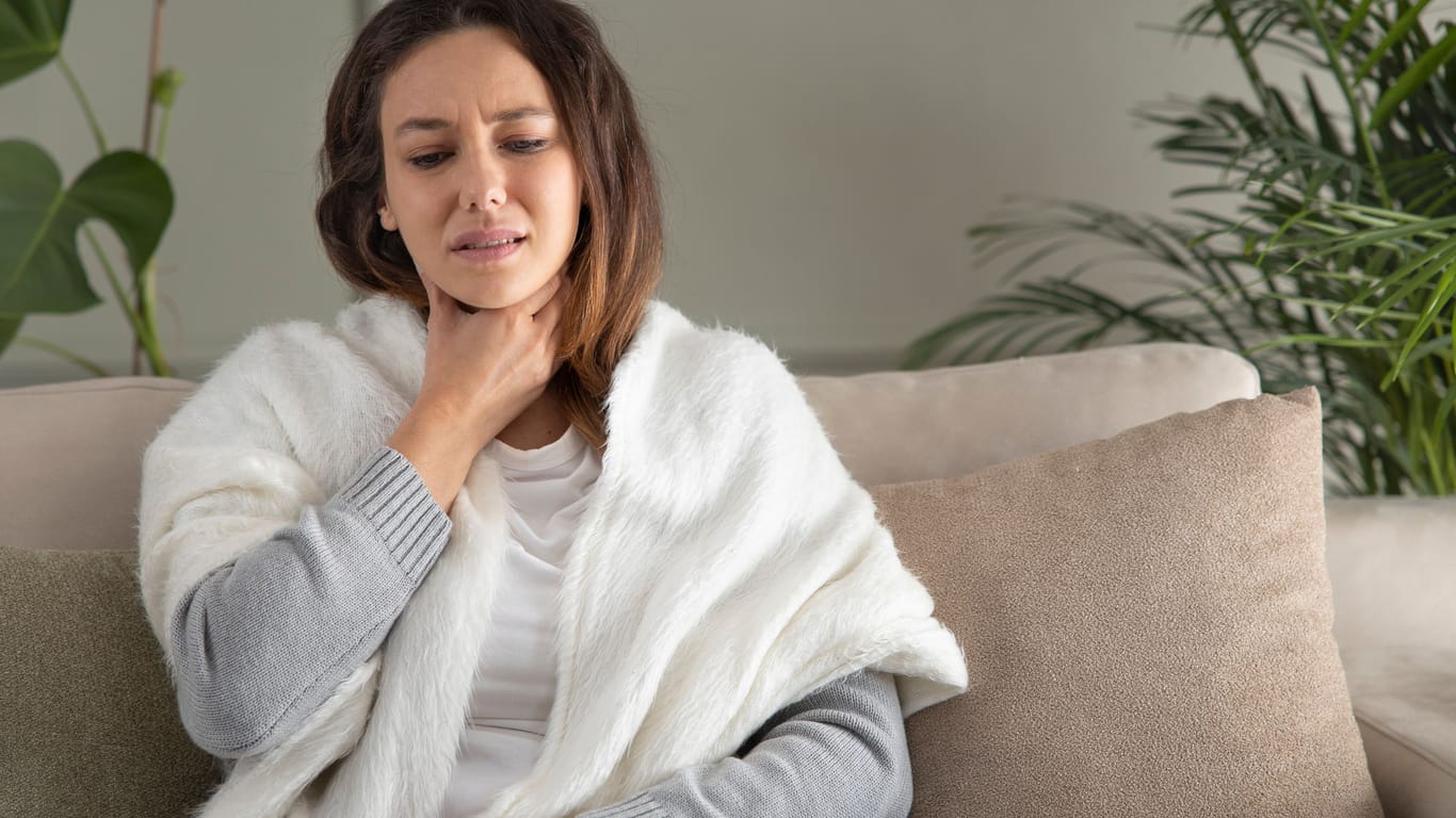 A woman clutches her neck: Anyone who constantly feels a feeling like a hair in their throat or neck is often worried.