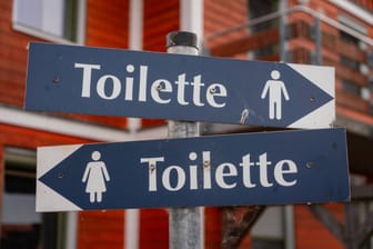 Hinweisschilder für öffentliche Toiletten (Symbolfoto): In Brandenburg ist ein Kind offenbar Opfer eines sexuellen Übergriffs geworden.