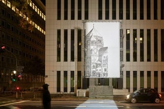 Mischa Kuballs Lichtinstallation «missing link_»