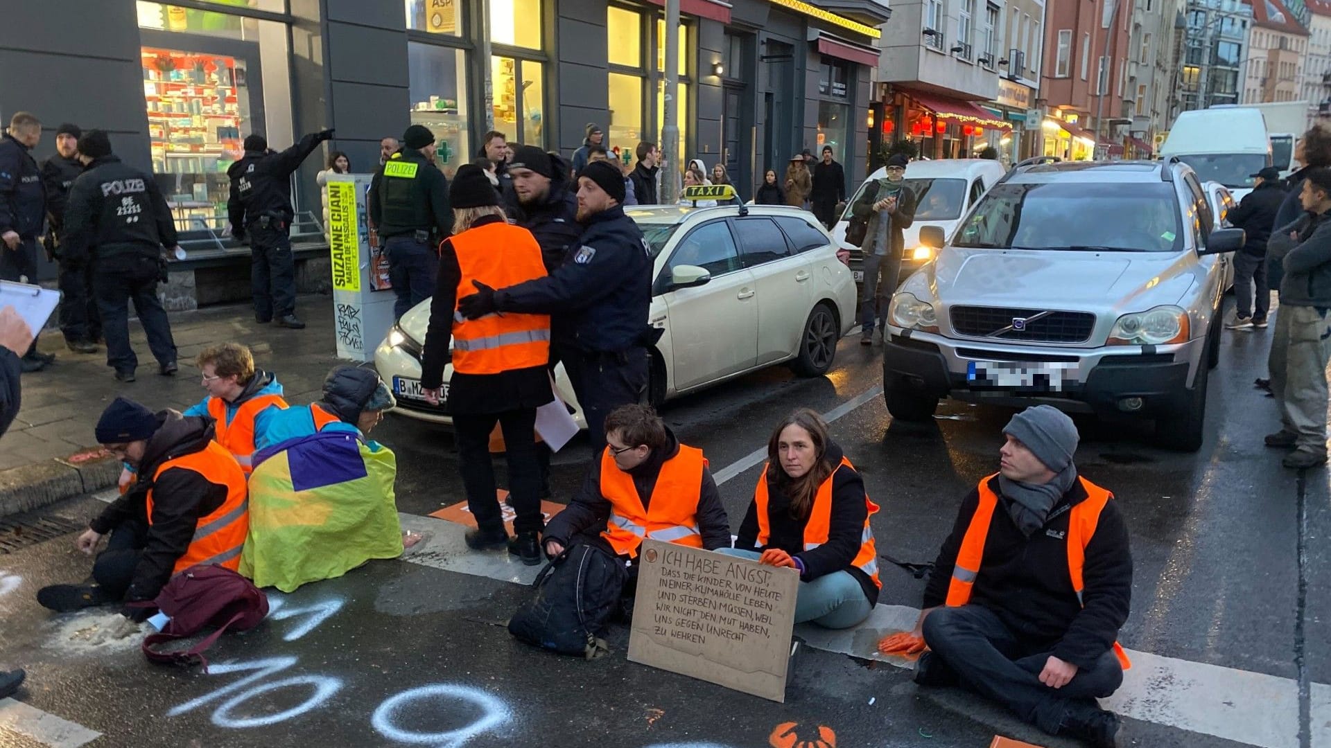 Protest: Die Blockade der "Letzten Generation" ist zugleich ein Aufruf zu ihrer Massenbesetzung der Straße des 17. Juni am Samstag