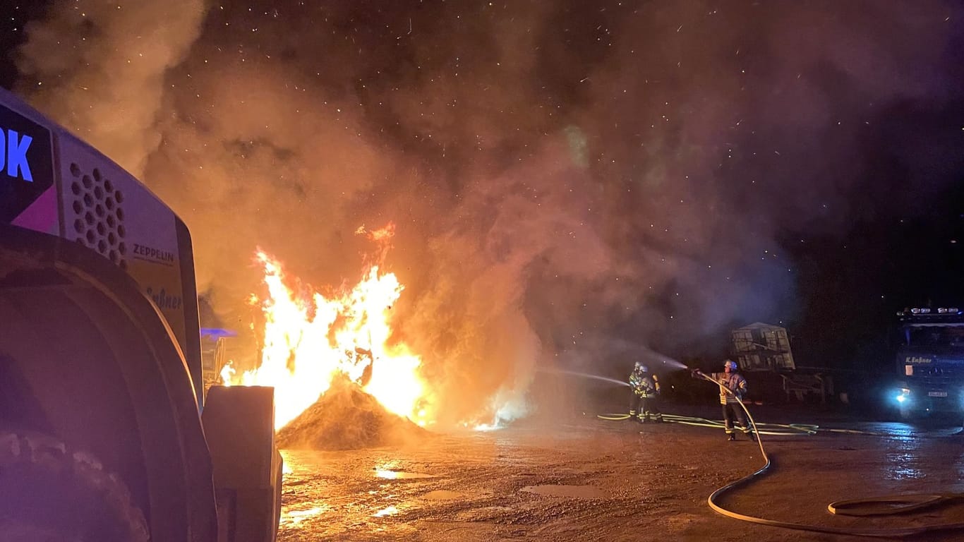 In Wilhermsdorf im Landkreis Fürth brach am Samstagabend ein Feuer aus: Die Feuerwehr war mit zahlreichen Einsatzkräften vor Ort.