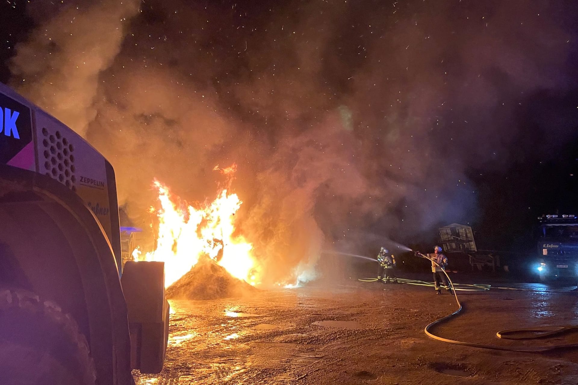 In Wilhermsdorf im Landkreis Fürth brach am Samstagabend ein Feuer aus: Die Feuerwehr war mit zahlreichen Einsatzkräften vor Ort.