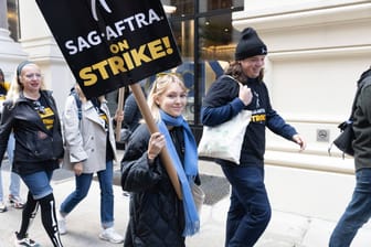 Schauspielerin Anna-Sophia Roob hält ein Plakat hoch (Archivbild): Der Streik in Hollywood soll am Donnerstag beendet werden.