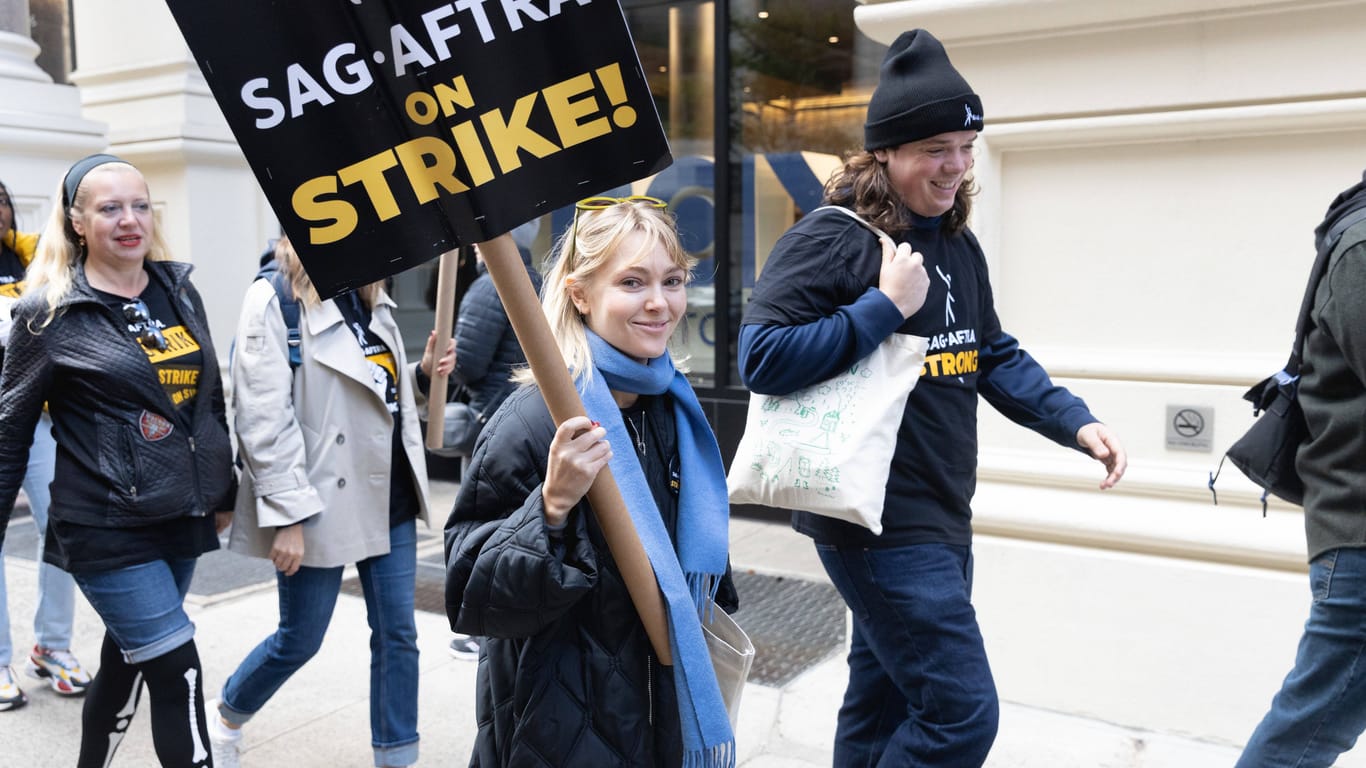 Schauspielerin Anna-Sophia Roob hält ein Plakat hoch (Archivbild): Der Streik in Hollywood soll am Donnerstag beendet werden.