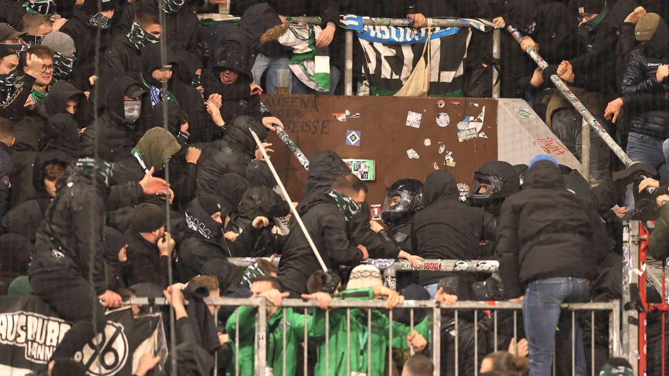 Fans aus Hannover prügeln sich mit Polizisten: Die Partie in Hamburg war minutenlang unterbrochen.