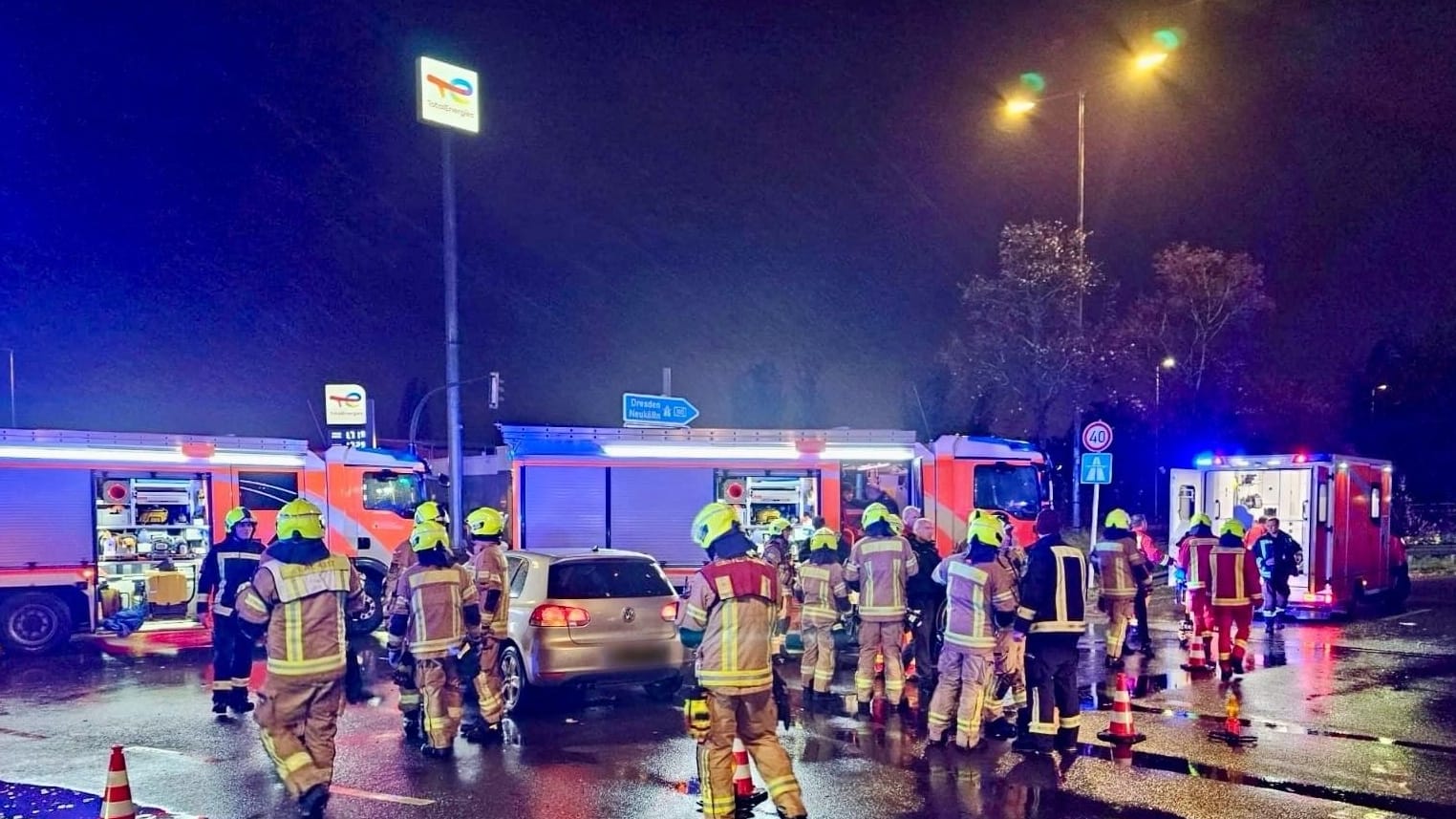 Die Unfallstelle: Ein Auto ist in ein Fahrzeug der Feuerwehr gefahren.