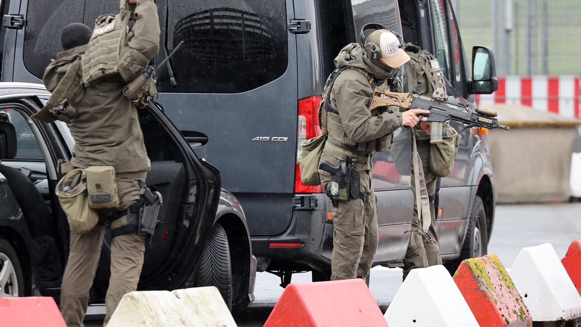 Hamburg: Schwer bewaffnete Spezialkräfte der Polizei bereiten sich am Flughafen auf einen Einsatz vor. Ein bewaffneter Mann hält auf dem Airport seine vierjährige Tochter in seiner Gewalt. Hamburg: Schwer bewaffnete Spezialkräfte der Polizei bereiten sich am Flughafen auf einen Einsatz vor. Ein bewaffneter Mann hält auf dem Airport seine vierjährige Tochter in seiner Gewalt.
