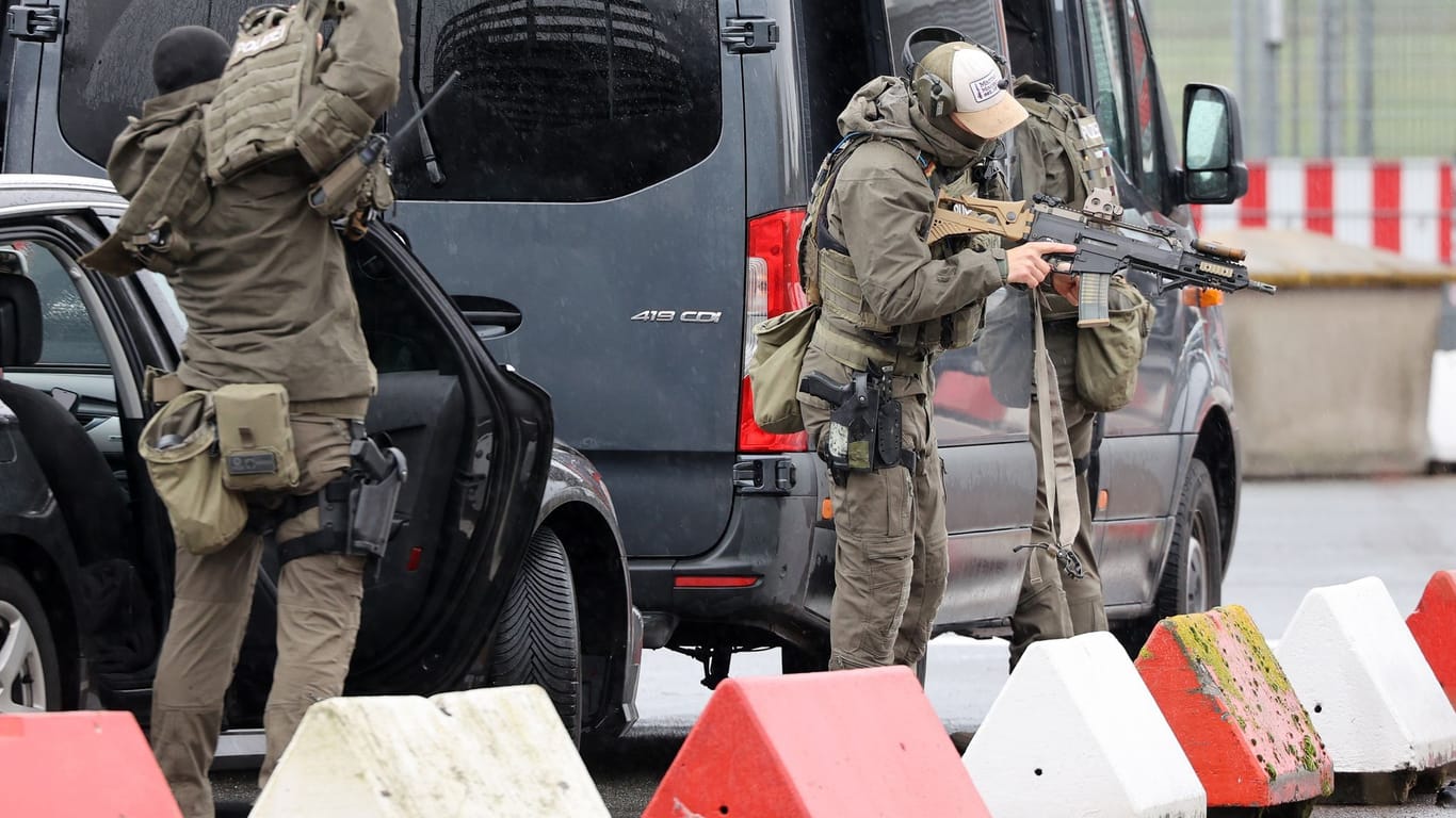 Hamburg: Schwer bewaffnete Spezialkräfte der Polizei bereiten sich am Flughafen auf einen Einsatz vor. Ein bewaffneter Mann hält auf dem Airport seine vierjährige Tochter in seiner Gewalt.