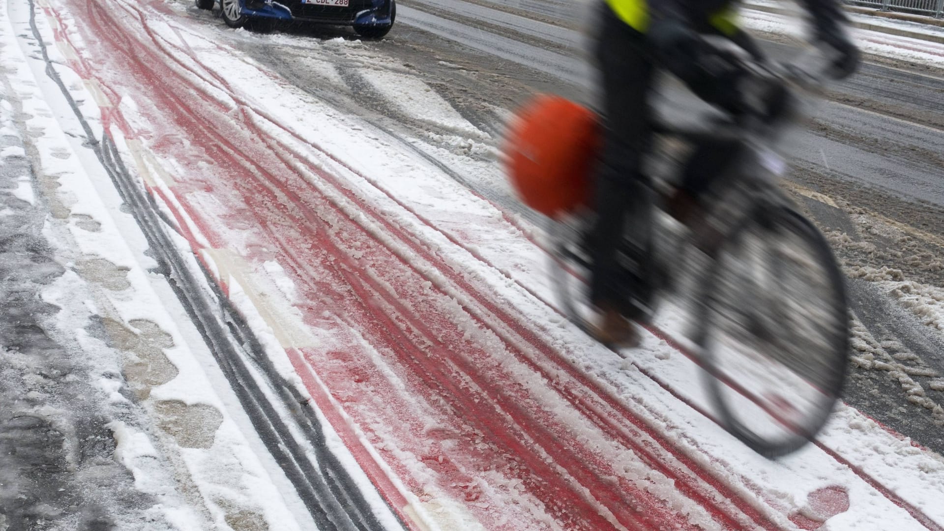 Trotz Kälte auf dem Rad unterwegs: Wer das Einfrieren seines Schlosses von vornherein verhindern will, greift am besten regelmäßig zum Pflegespray.