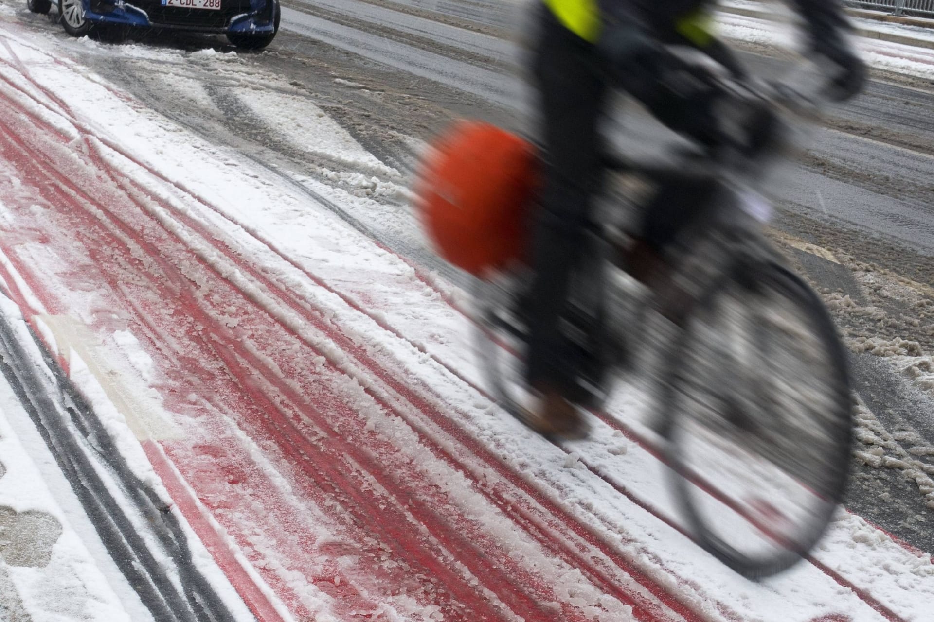 Trotz Kälte auf dem Rad unterwegs: Wer das Einfrieren seines Schlosses von vornherein verhindern will, greift am besten regelmäßig zum Pflegespray.