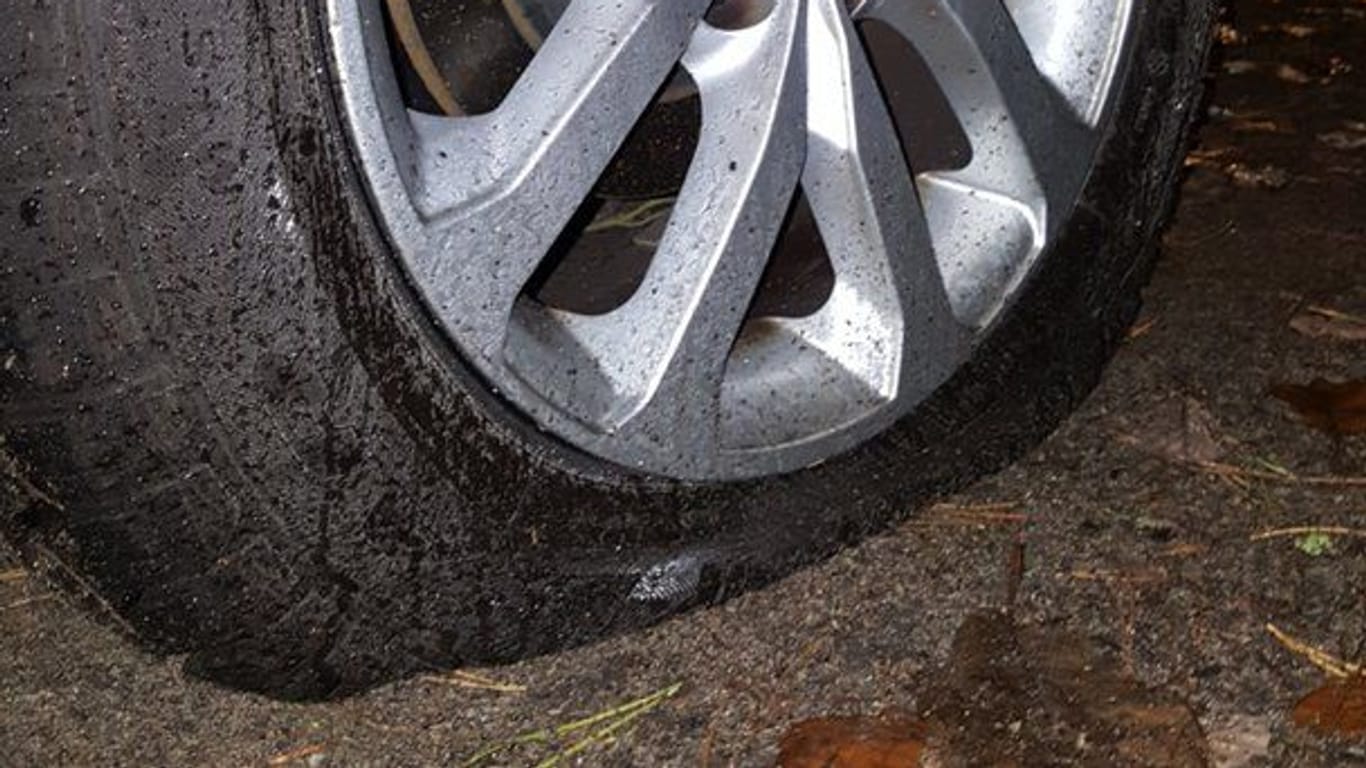 Platter Reifen, nachdem Klimaaktivisten am Werk waren
